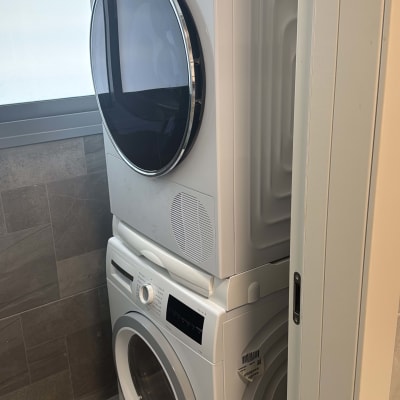 מכונת כביסה ומייבש כביסה בחדר כביסה מודרני