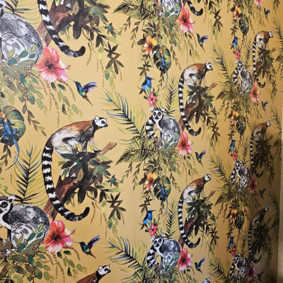 טפט עם למורים, פרחים וציפורים צבעוניות על רקע צהוב