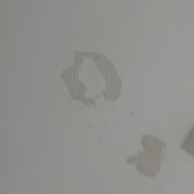 תיקון קיר עם טיח או צבע