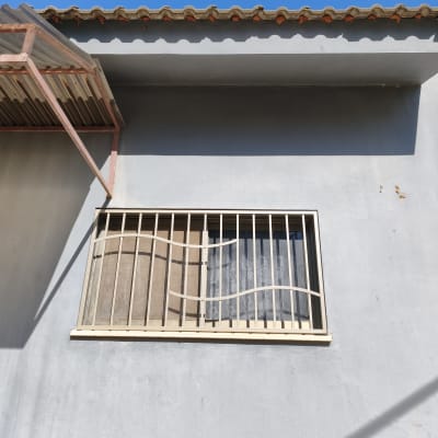 סורג חלון על קיר חיצוני של מבנה