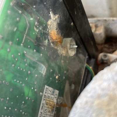 מעגל חשמלי עם חוטים ומחברים בתוך קופסה