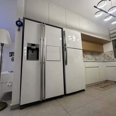 מקרר עם דלתות מצופות בציפוי לבן מבריק