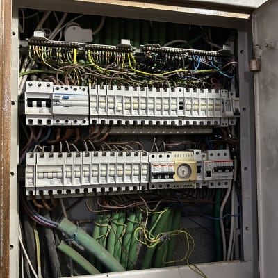 לוח חשמל עם חוטים ומפסקים שונים