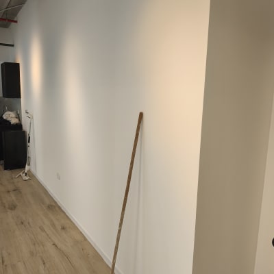 קיר צבוע עם מטאטא על הרצפה