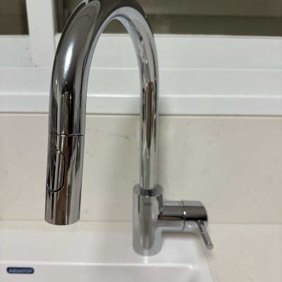 ברז כרום מבריק מותקן על כיור לבן