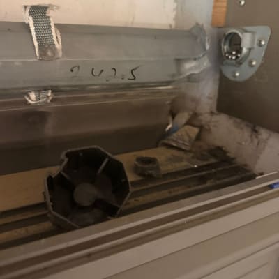 חלקי תריסים ומנגנון מתכת על קיר