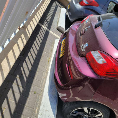 שני רכבים חונים, פגוש אחורי של רכב אדום