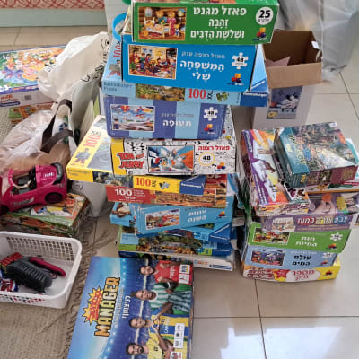 פאזלים וצעצועים מסודרים על הרצפה
