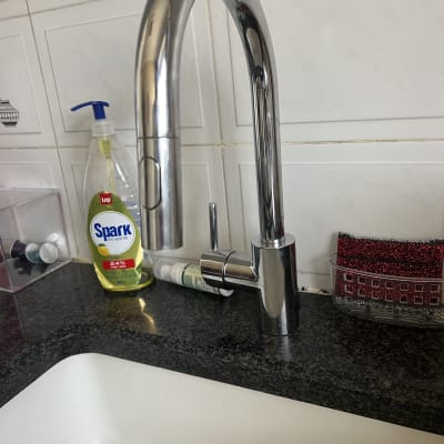 ברז מטבח עם חומרי ניקוי על השיש