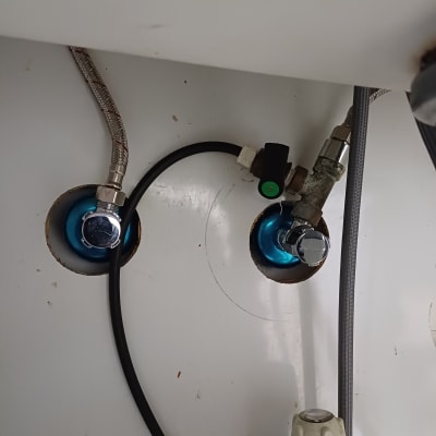 צינורות מתכת וחיבורים מתחת לכיור