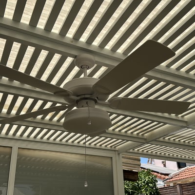 מאוורר תקרה מותקן מתחת לפרגולה