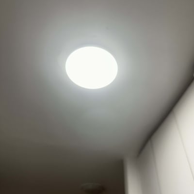 תאורת תקרה עגולה בחדר פנימי