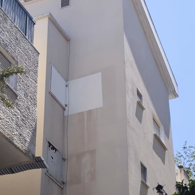 בניין עם קירות גבוהים ומעקה מתכת