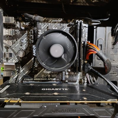 לוח אם עם מאוורר AMD וכרטיס מסך GIGABYTE