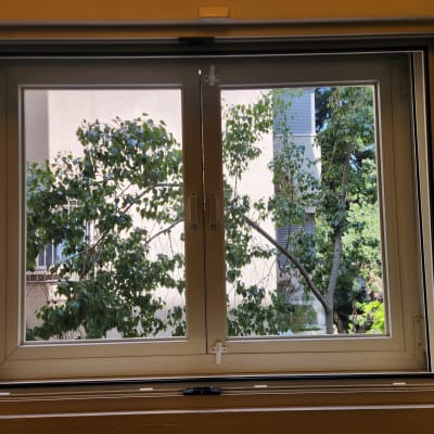 חלון אלומיניום עם מסגרת כפולה וידיות פתיחה