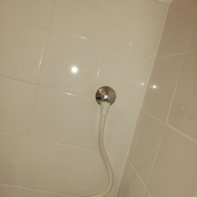 צינור מים מחובר לקיר בחדר אמבטיה