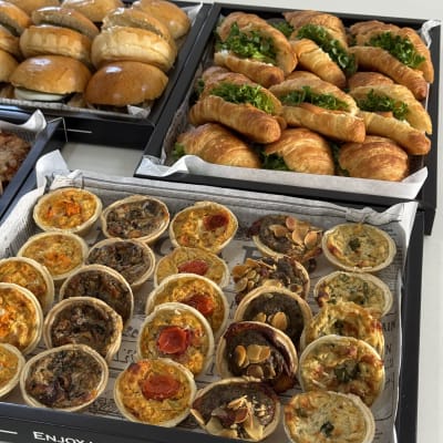 מגשי מאפים ולחמניות לאירוח וקייטרינג