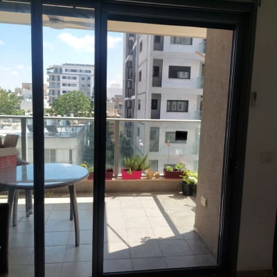 דלת אלומיניום מזכוכית עם נוף למרפסת