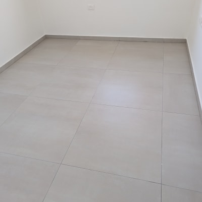 רצפה נקייה עם אריחים בהירים בחדר ריק