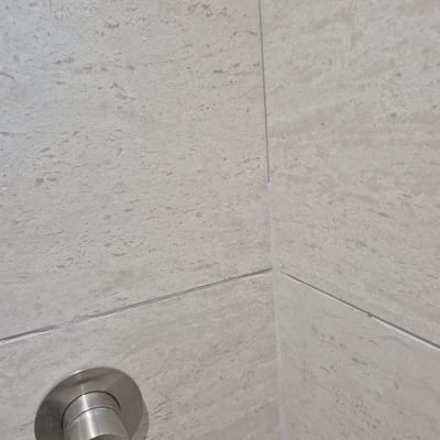 אריחי קיר עם ידית מתכת בחדר אמבטיה