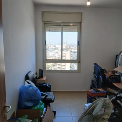 חדר עם חלון ותריסים, מאוורר וארגזים