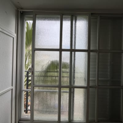 חלון זכוכית עם סימני מים ונוף חיצוני