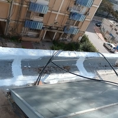 איטום גג עם חומר לבן ואפור, כבלים חשמליים