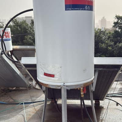 דוד שמש על גג עם צינורות וחיבורים