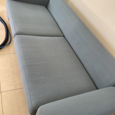 ספת בד נקייה לאחר ניקוי ריפודים מקצועי בבית הלקוח