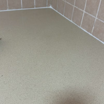 משטח עבודה עם אריחי קרמיקה בפינה