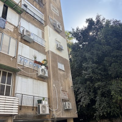 בניין מגורים עם מזגנים מותקנים על הקיר החיצוני