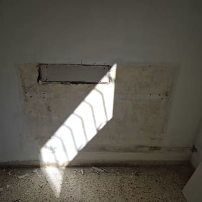 קיר עם תיקון טיח ותאורה טבעית