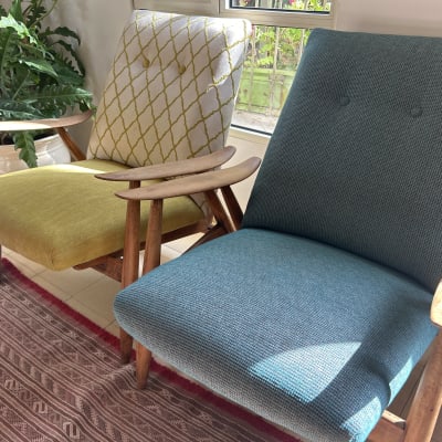 שני כיסאות מרופדים בבד צבעוני עם ידיות עץ