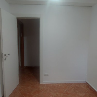 חדר עם קירות לבנים ודלת פתוחה