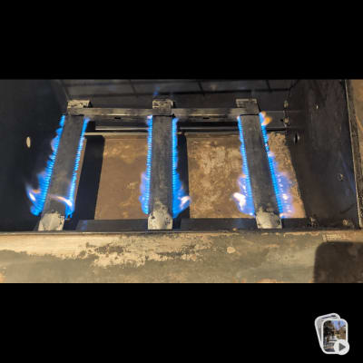 תמונה של גריל גז עם להבות כחולות