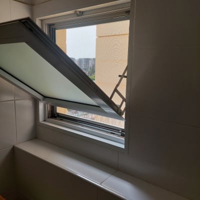 חלון אלומיניום פתוח עם מסגרת מתכת