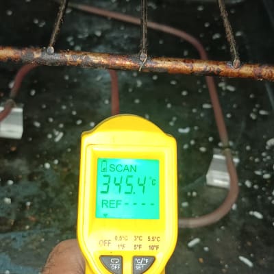 מדחום אינפרא אדום מציג טמפרטורה בתנור