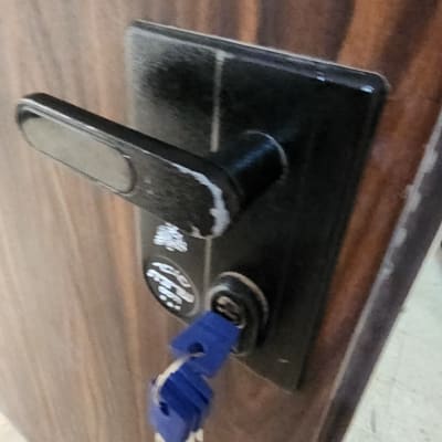 מנעול עם מפתח כחול בדלת עץ