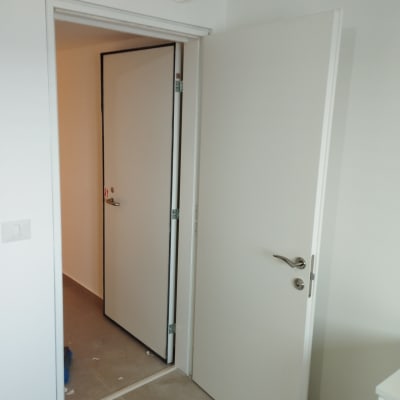 שתי דלתות לבנות פתוחות עם ידיות מתכת