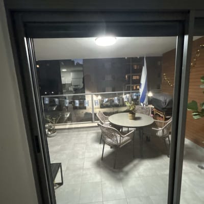 מעקה אלומיניום במרפסת עם דגל ישראל