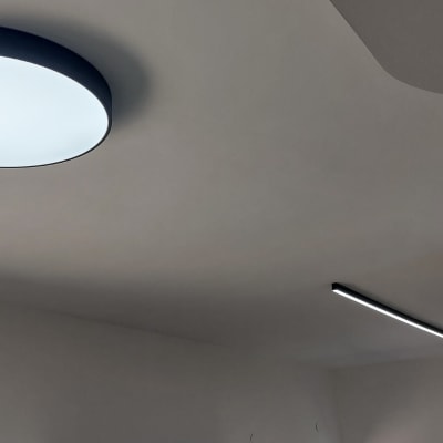 תאורה עגולה ותאורה קווית בתקרה