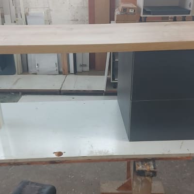 שולחן עץ עם מגירות בעבודת נגרות