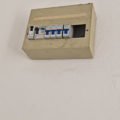 לוח חשמל עם מפסקים על קיר לבן