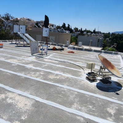 גג עם קווים אטומים בלבן ודלי צבע כתום