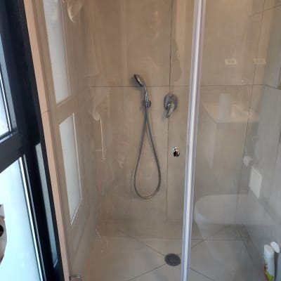 מקלחון זכוכית עם ראש מקלחת וכפתור שליטה