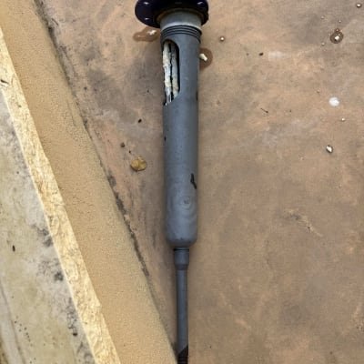 גוף חימום ישן ומכוסה אבנית שהוצא מדוד מים