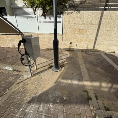 עמוד חשמל עם תיבת חיבורים וכבלים