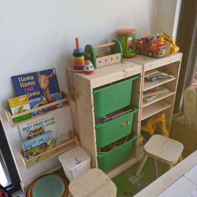 צעצועי כלי עבודה על מדף עץ בחדר ילדים