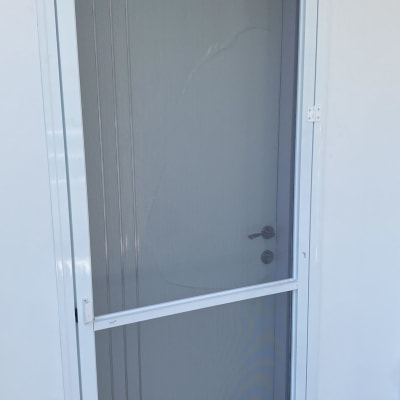 דלת אלומיניום עם ידית מתכת ומסגרת לבנה