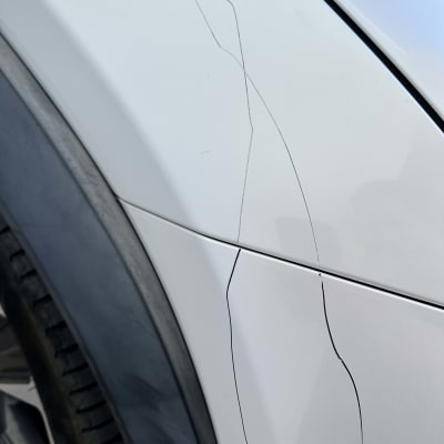 שריטות על פגוש רכב לבן